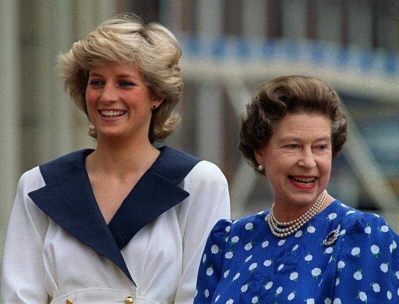 Diana et la reine en 1987, dix ans avant le décès accidentel de la princesse. Diana et la reine en 1987, dix ans avant le décès accidentel de la princesse.